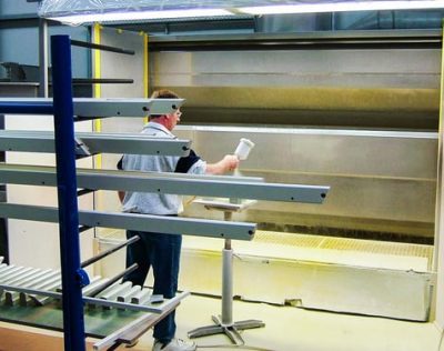 Manuelle_Lackieranlage_in_der_Holzbearbeitung