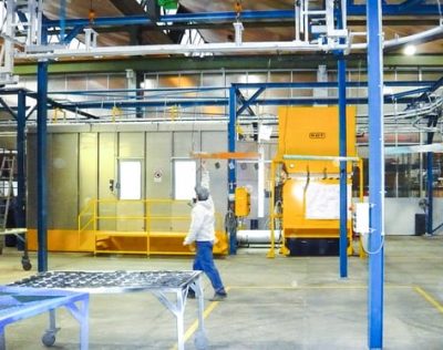 Pulverbeschichtungsanlage_im_Maschinenbau.jpg Pulverbeschichtungsanlage_im_Maschinenbau