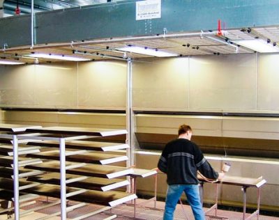 Nassabscheidewand_fuer_die_Beschichtung_von_Bauteilen_im_Ladenbau