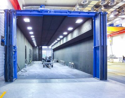 Freistrahlkabine_fuer_Maschinenbauteile.jpg Freistrahlkabine_fuer_Maschinenbauteile