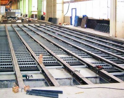 Schrapperboden_einer_Strahlkabine.jpg Schrapperboden_einer_Strahlkabine