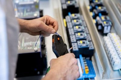 Schaltschrankfertigung_fuer_Pulverbeschichtungsanlage.jpg Schaltschrankfertigung_fuer_Pulverbeschichtungsanlage